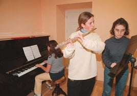 Imagen de archivo de unos alumnos de Marbella tocando la flauta.