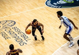 Livingston, defendido por Moore, durante el segundo encuentro de la serie.