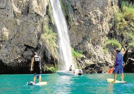 Práctica de pádel surf en la zona de Nerja.