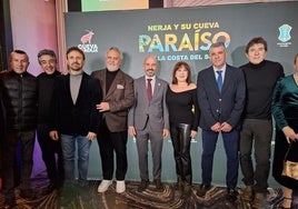 Javier Salas y José Alberto Armijo, arropados por varios personajes famosos en la gala.