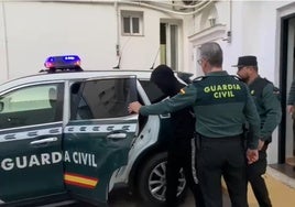 Imagen del detenido, en su traslado desde el cuartel de Vélez-Málaga al juzgado, este lunes.