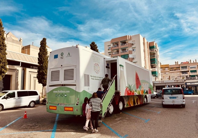 Imagen del autobús, este martes en Vélez-Málaga.