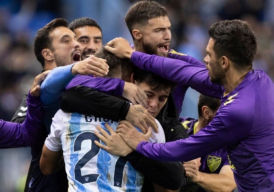 El Málaga celebra con Chupete su gol frente al Deportivo, que dio el empate en La Rosaleda.