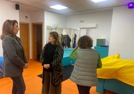 Visita de la diputada y la alcaldesa a las instalaciones, junto a la presidenta de la asociación.