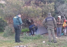 Agentes de la Guardia Civil, la Policía Local de Nerja y de Medio Ambiente, en el operativo.