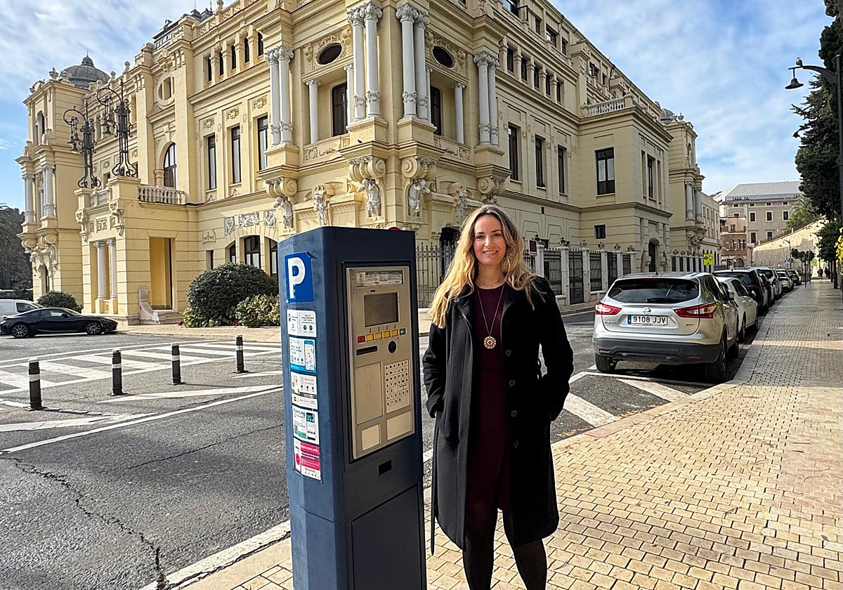 La viceportavoz de Vox, Yolanda Gómez, en la trasera del Ayuntamiento, con una máquina del SARE.