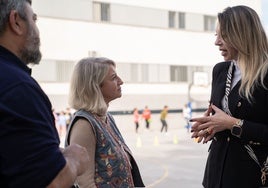 La concejal de Educación visita el colegio La Leala, uno de los beneficiados.