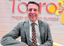 El alcalde de Torrox, Óscar Medina, en el expositor situado en el pabellón 7 de Ifema.