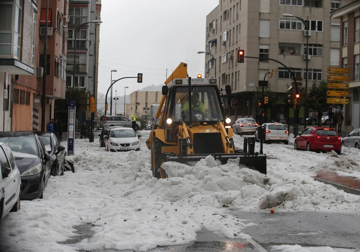 Imagen principal - Cinco años de la histórica granizada que pintó de blanco las calles del Centro de Málaga