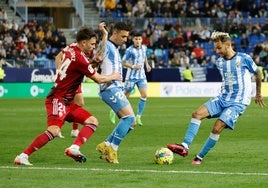 Una imagen del último Málaga-Zaragoza en La Rosaldeda, en la temporada 2022-23, con Lluis López, Rubén Castro y Fran Villalba en acción.