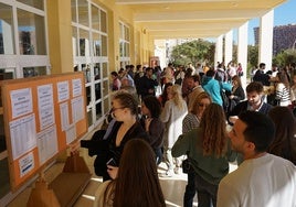 Una imagen de archivo de aspirantes al examen MIR, antes de entrar a la facultad.