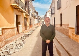 El concejal de Infraestructuras veleño, Jesús María Claros, en la calle que se está mejorando.