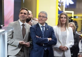 Francisco Salado, en el centro, en Madrid en la feria de Fitur este jueves.