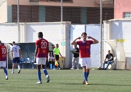 Miguel García, jugador del Torre del Mar, celebra un gol en el Nuevo San Ignacio.