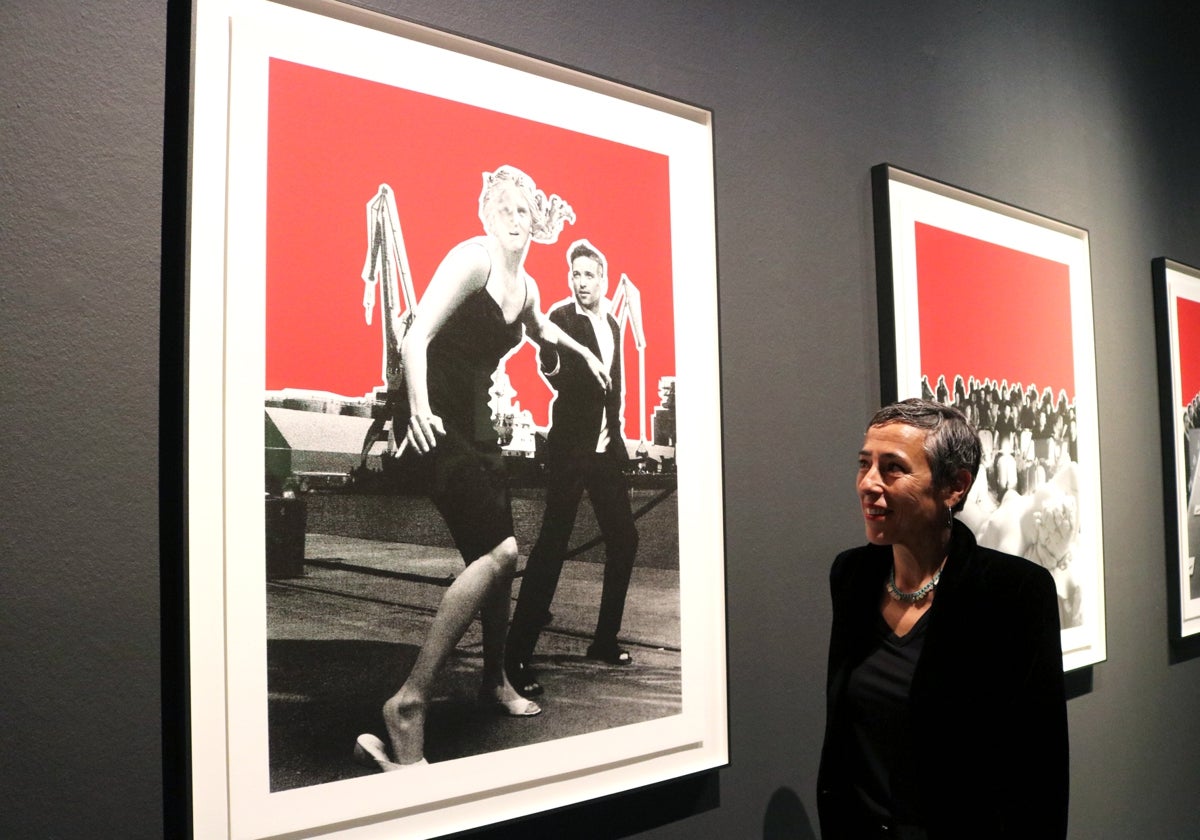 Elo Vega, frente a la obra que ha sido portada de su exposición.