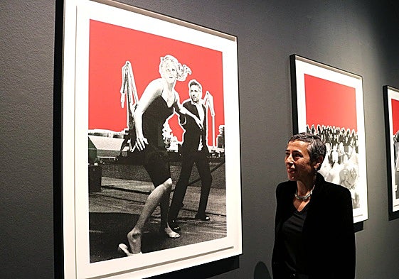 Elo Vega, frente a la obra que ha sido portada de su exposición.