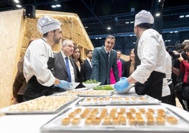 Pedro Sánchez, junto al ministro Jordi Hereu, durante su visita de ayer a Fitur.