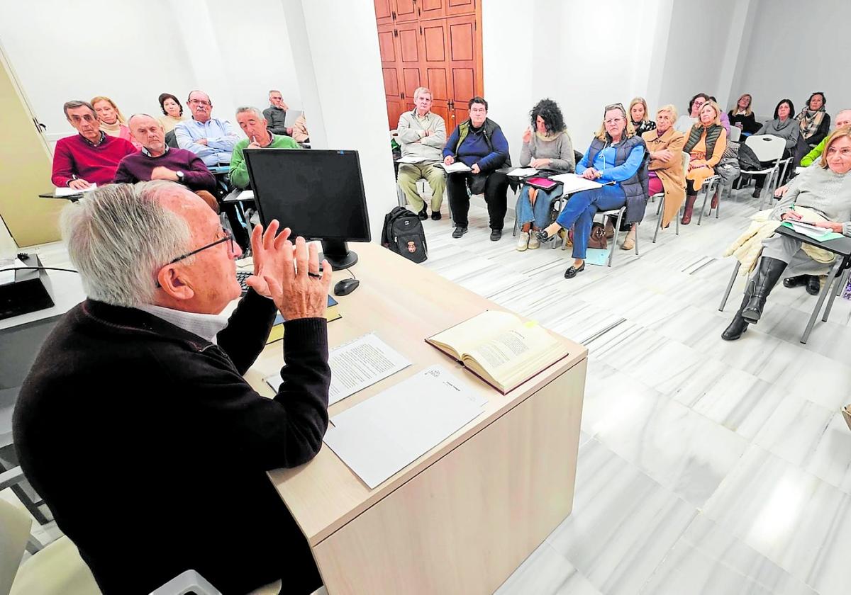 Desarrollo de una clase en un aula del Centro Superior de Estudios Teológicos de Málaga.