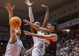 El argentino Marcos dobla un pase ante Balcerowski y Perry.