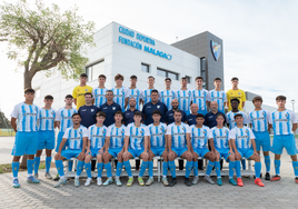 La plantilla del juvenil División de Honor del Málaga, en frente de La Academia.