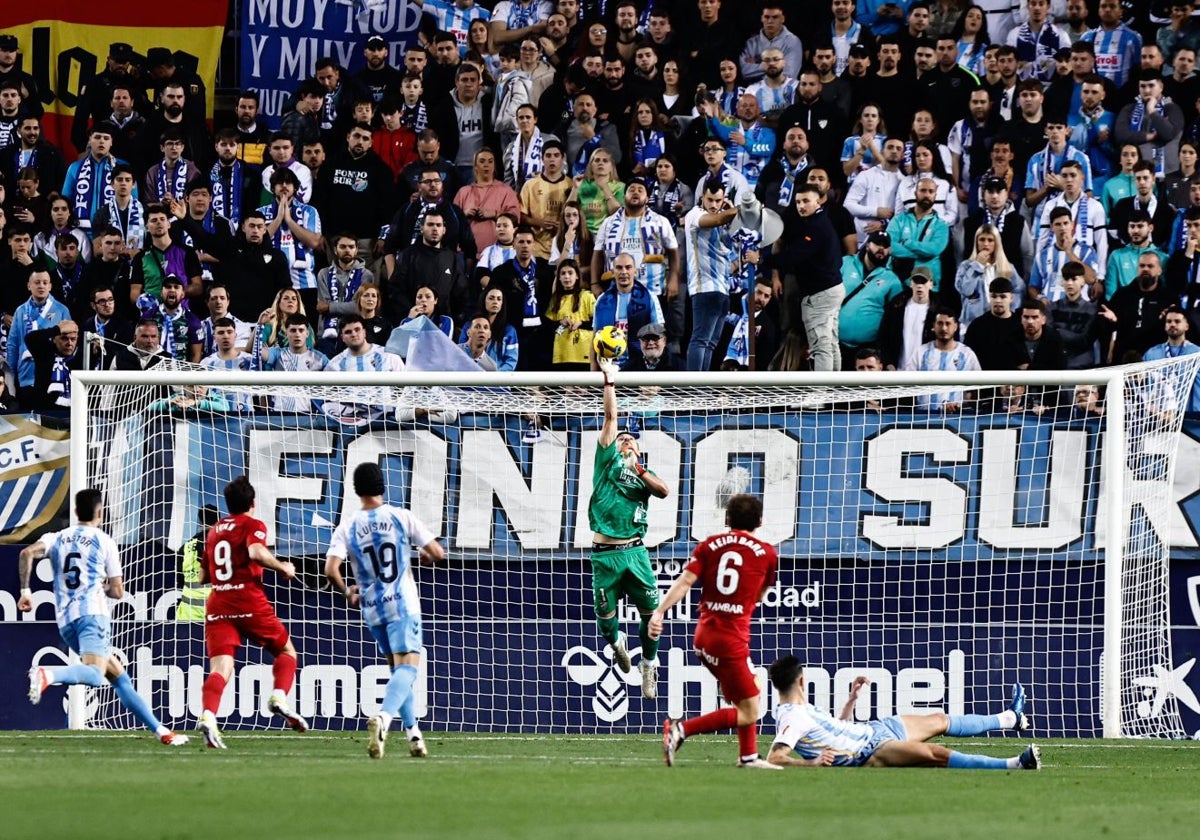 Una parada de Alfonso Herrero, en un tiro de Keidi en el primer tiempo del duelo.