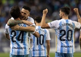 Dioni se abraza con Lobete tras el gol del malagueño, que adelantaba al Málaga en el marcador.