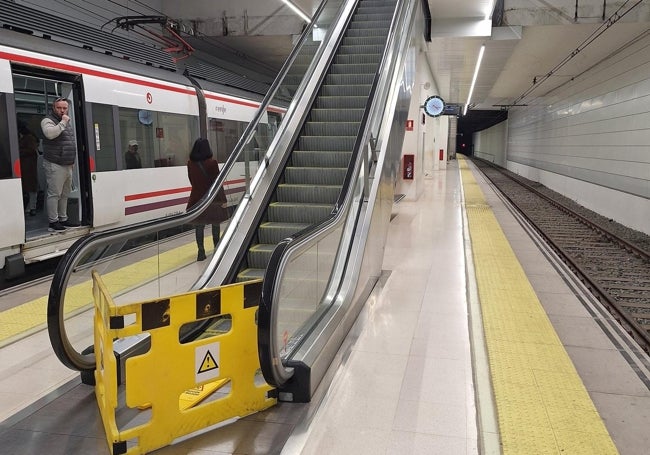 Escalera mecánica averiada en la estación de Fuengirola.