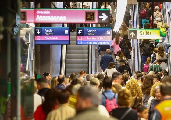 Viajeros en el interior de una de las estaciones del metro de Málaga.