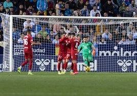 Alfonso Herrero recoge el balón de su portería tras el segundo gol del Zaragoza.