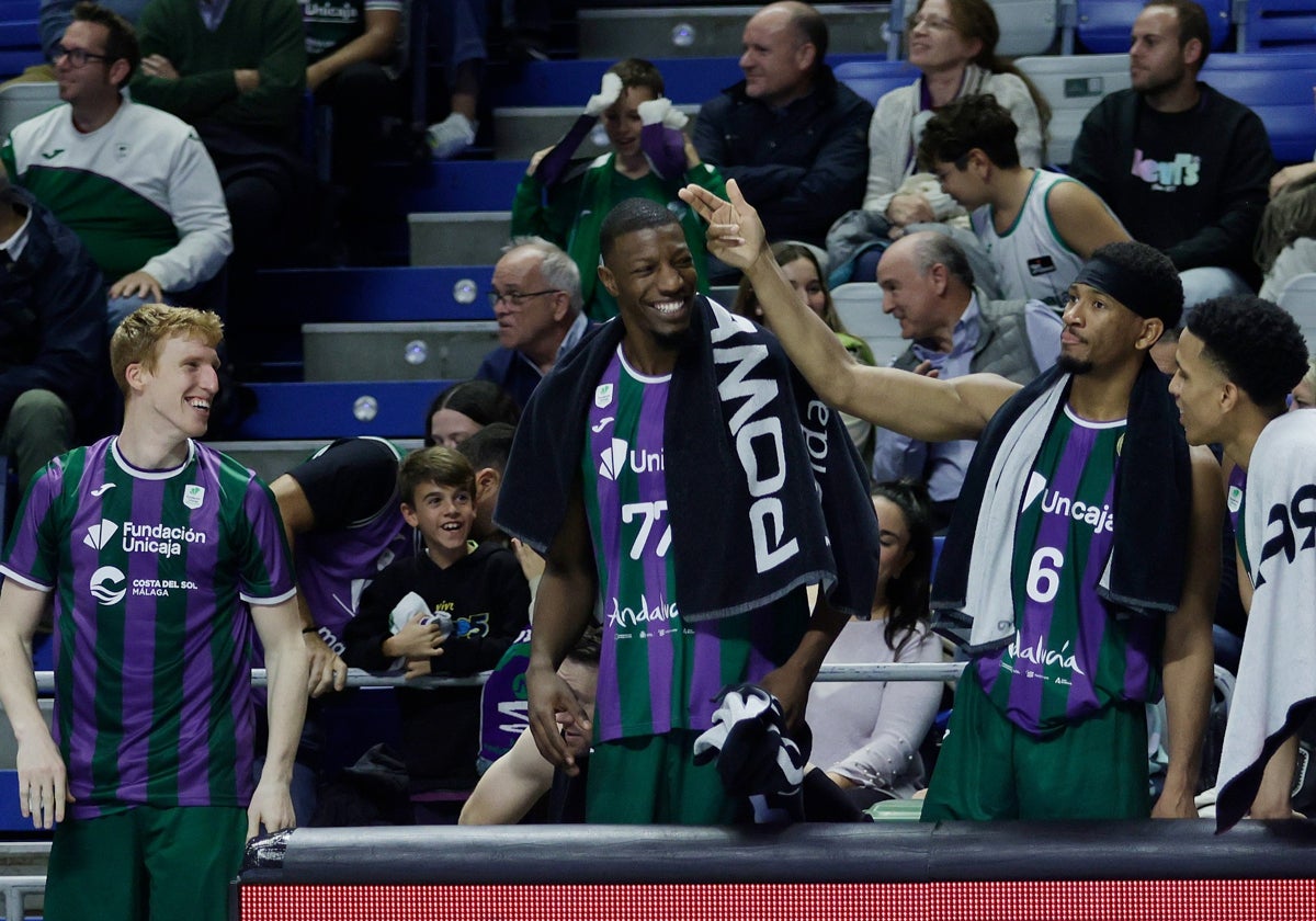 Los jugadores del Unicaja celebran en el banquillo la canasta de un compañero.