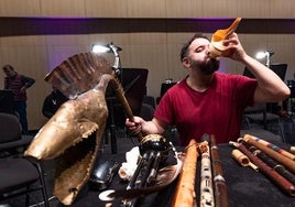 Abraham Cupeiro, con sus instrumentos en el Auditorio Edgar Neville de la Diputación.