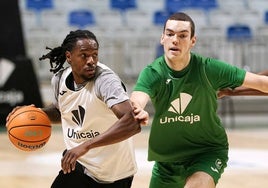 Perry es defendido por Manu Trujillo durante el entrenamiento de ayer en el Carpena.