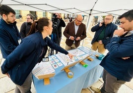 Autoridades, este martes en el expositor de la campaña de reciclaje en Vélez-Málaga.