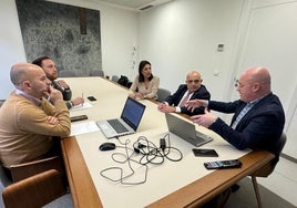 Fernández y Vázquez con representantes de Adif.