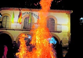 En Alfarnate se enciende una gran hoguera en la víspera de la Candelaria.