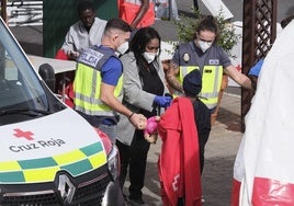 Menor migrante es atendido por la Cruz Roja.