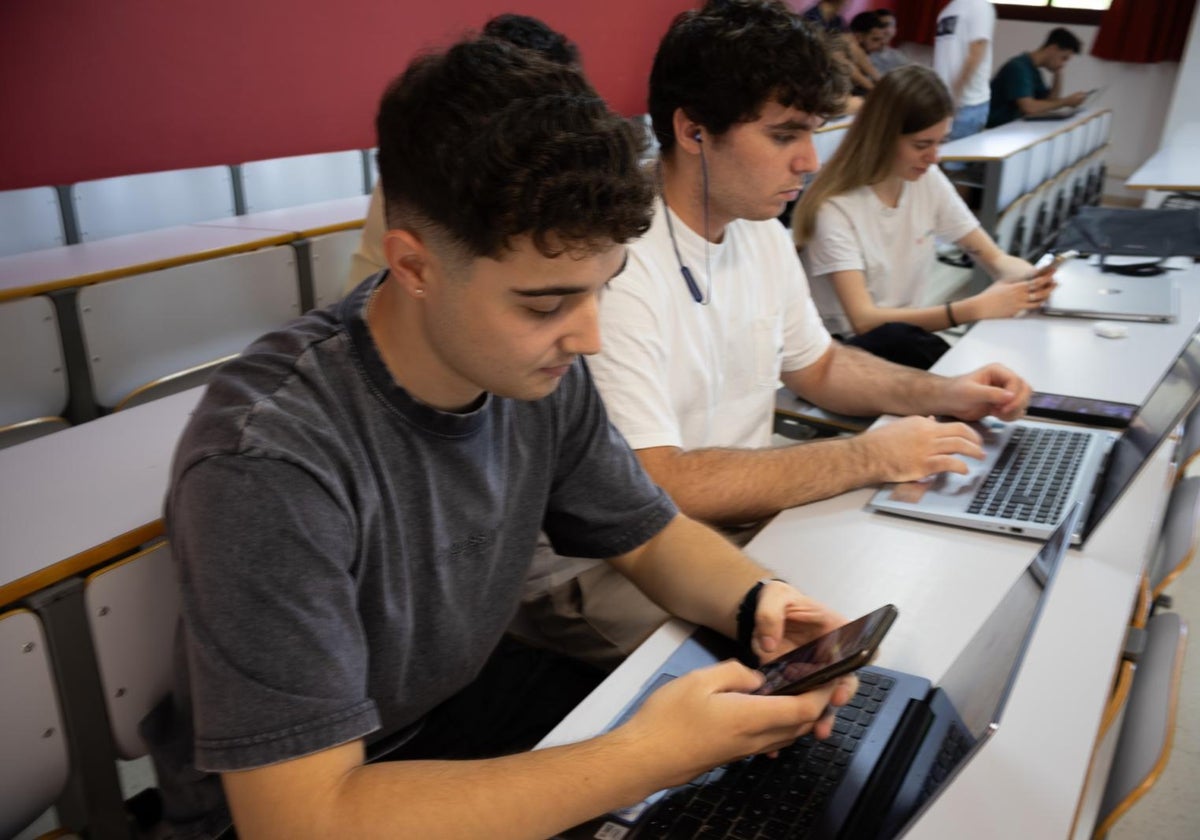 Alumnos con el teléfono en clase.