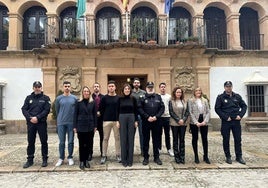 La alcaldesa, María de la Paz Fernández, entre otros, ha recibido a estos nuevos agentes.