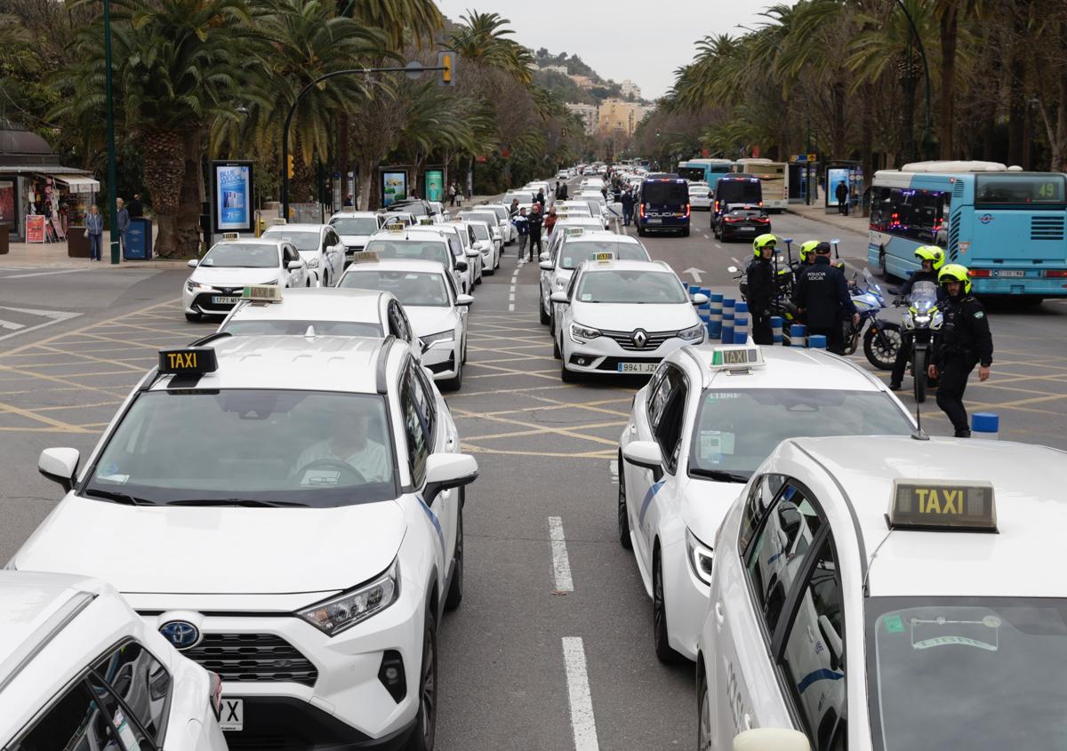 Imagen secundaria 1 - Centenares de taxis toman el Parque de Málaga en protesta por pagar seguros inasumibles