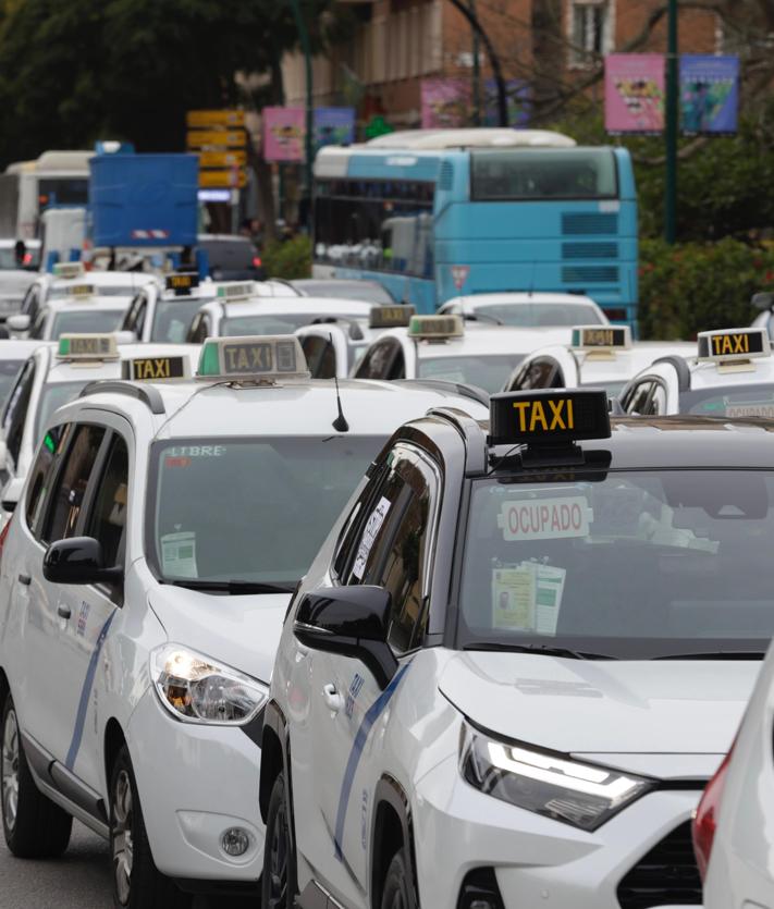 Imagen secundaria 2 - Centenares de taxis toman el Parque de Málaga en protesta por pagar seguros inasumibles