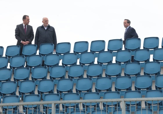 José María Muñoz, Javier Tebas y Kike Pérez, en la grada del campo principal de la Ciudad Deportiva, durante la visita del presidente de LaLiga este miércoles.