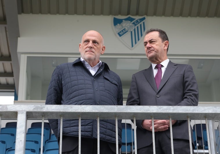 Javier Tebas y José María Muñoz, en un posado durante la visita del presidente de LaLiga a la Ciudad Deportiva del Málaga.