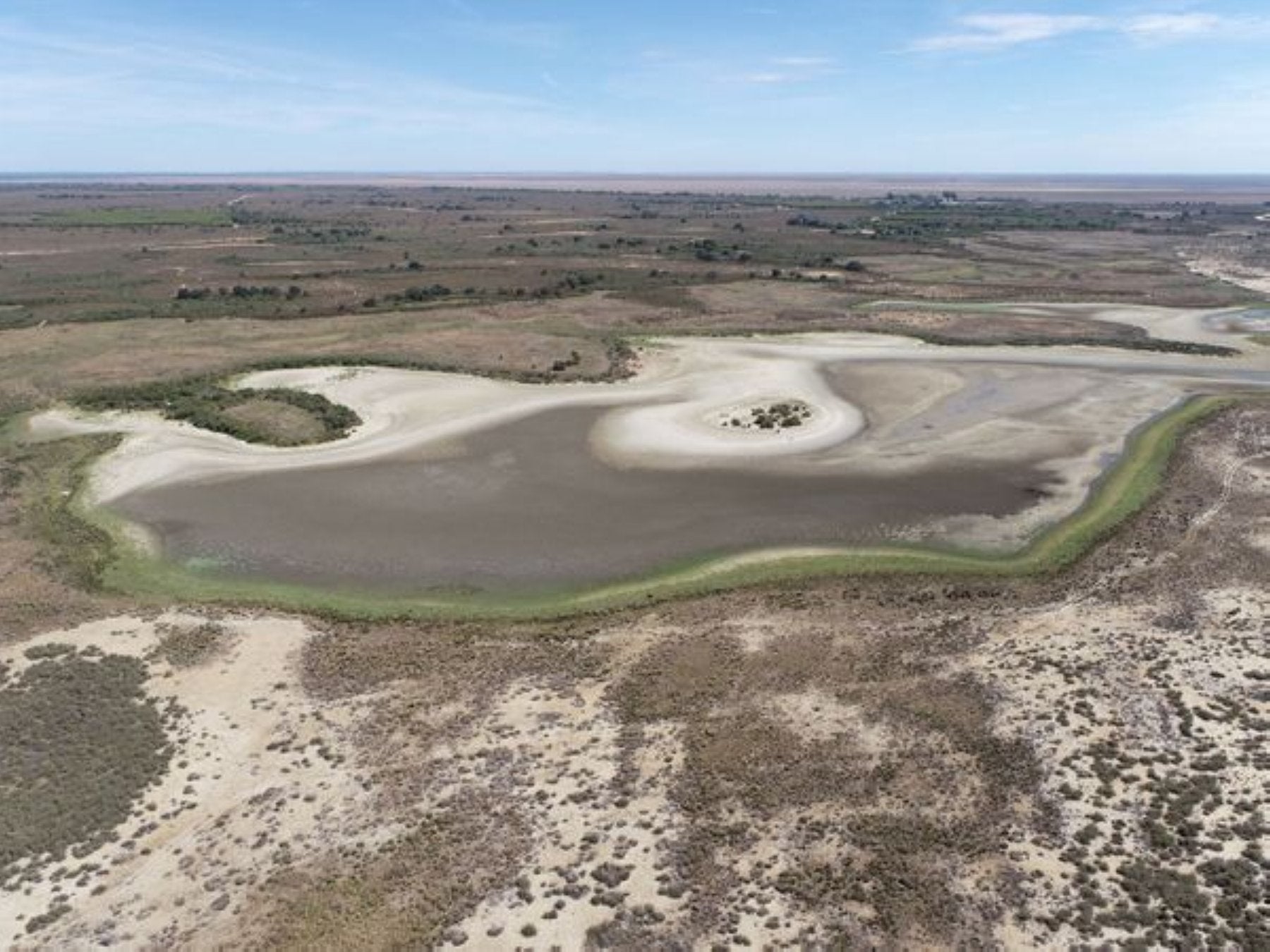 Imagen sin agua de la laguna de Santa Olalla en Doñana en la época estival, un enclave que refleja el grave estado del acuífero del parque.