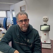 El líder del proyecto Campero, Juan Pedro Bandera, junto al robot que han diseñado en laboratorio.