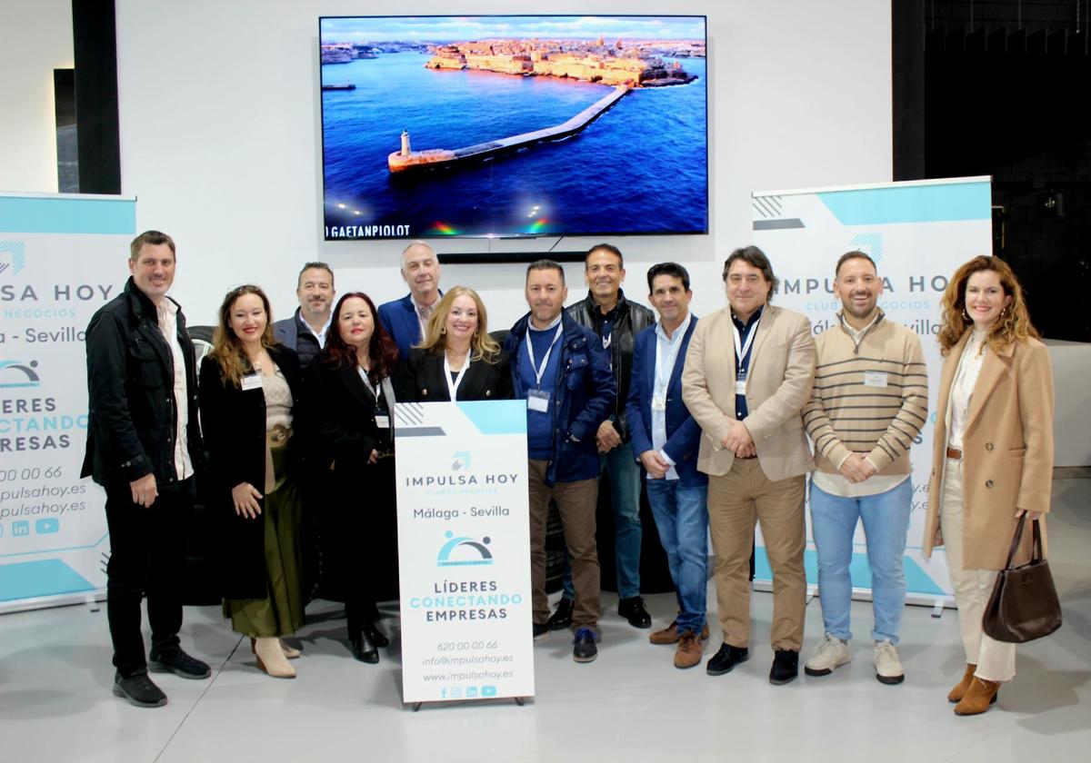 Conchi Domínguez, CEO y fundadora de Impulsa Hoy, junto a empresarios participants en el evento de Sevilla.