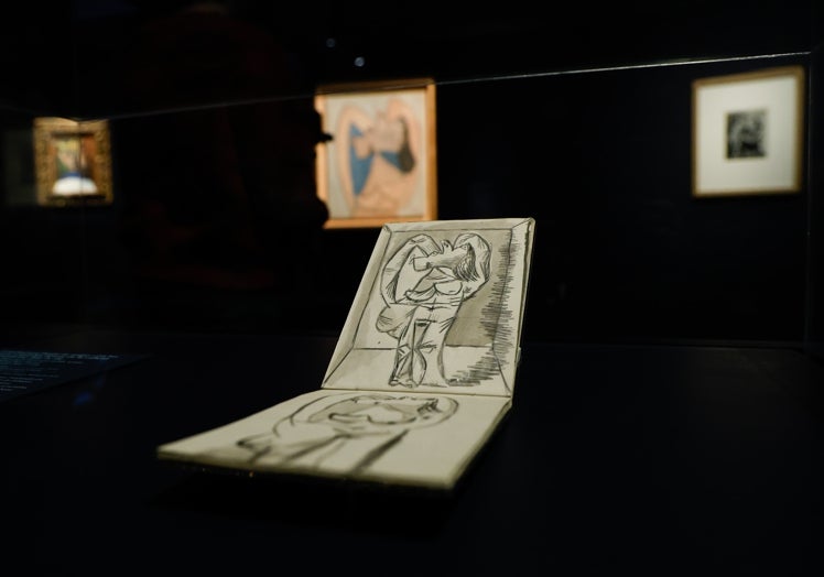 Uno de los pequeños cuadernos de Picasso, que sirvió de estudio para 'Busto de mujer con los brazos cruzados detrás de la cabeza'.