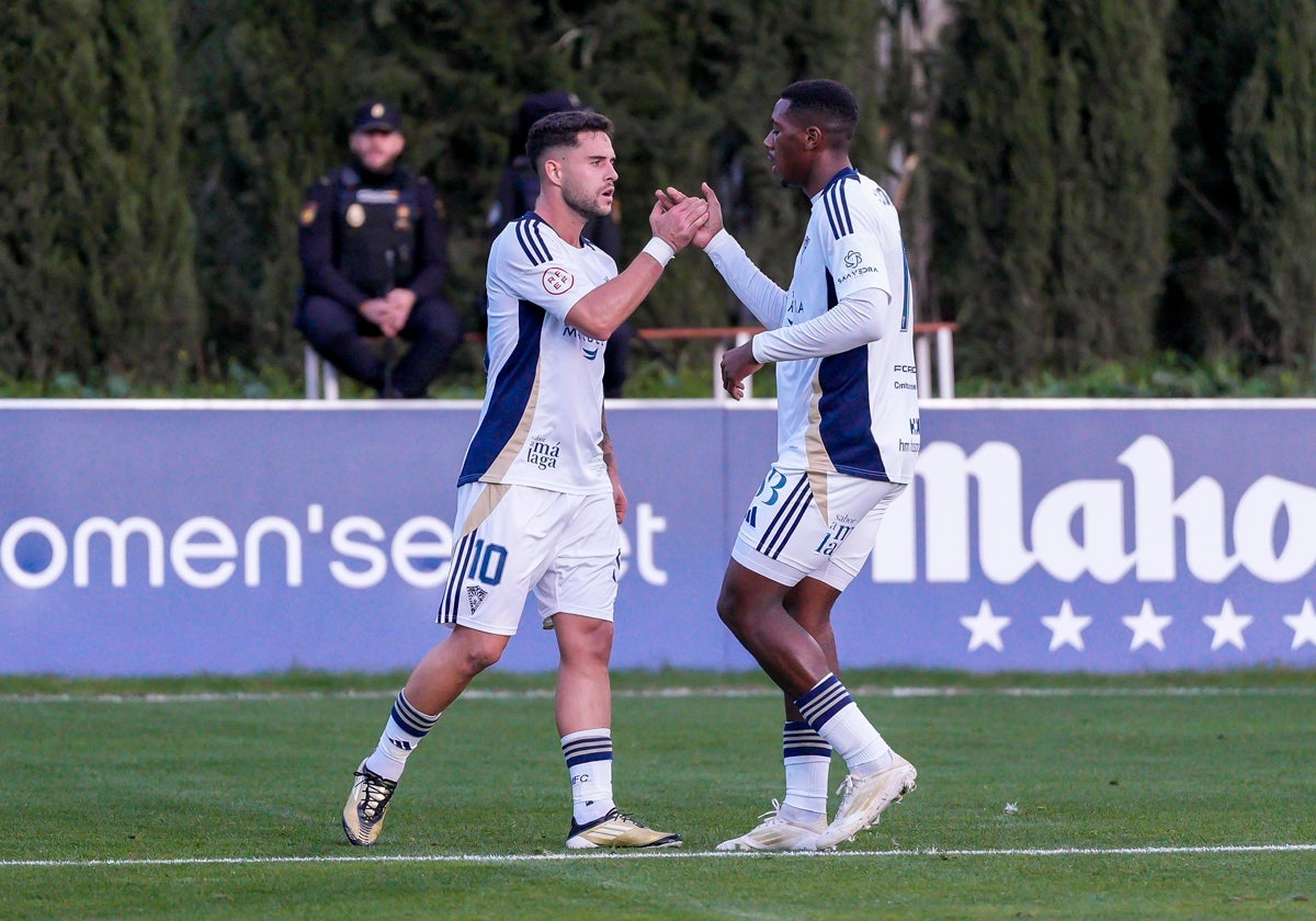 Aitor Puñal celebra su gol frente al Hércules con Dorian.