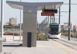 El metro termina ahora mismo en superficie, en la parada de Andalucía Tech.