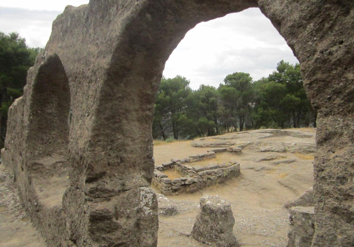 La iglesia rupestre es el gran atractivo de la zona arqueológica conocida como Bobastro.