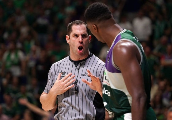 Martín Caballero se dirige a Melvin Ejim.